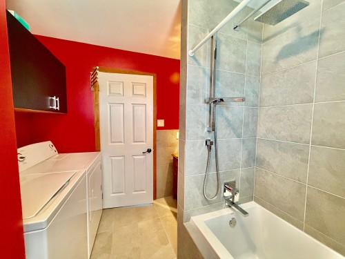 Bathroom - 49 Ch. De La Grande-Allée, Les Îles-De-La-Madeleine, QC - Indoor Photo Showing Bathroom