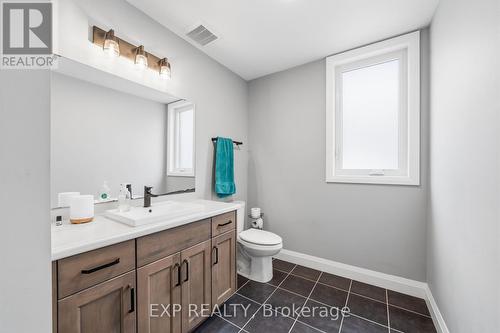 Main Floor Bathroom - 120 Lila Street, Dutton/Dunwich, ON - Indoor Photo Showing Bathroom