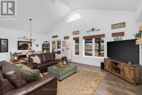 2967 Earl Street, Innisfil, ON - Indoor Photo Showing Living Room