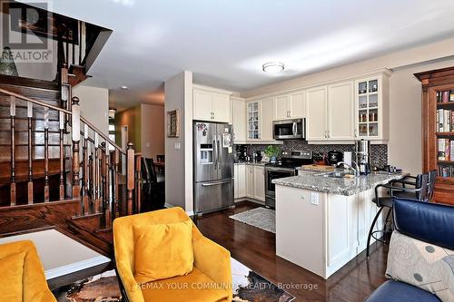 30 Spruce Pine Crescent, Vaughan, ON - Indoor Photo Showing Kitchen With Upgraded Kitchen