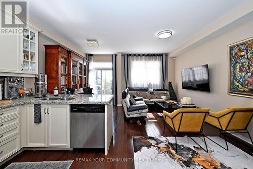 30 Spruce Pine Crescent, Vaughan, ON - Indoor Photo Showing Kitchen