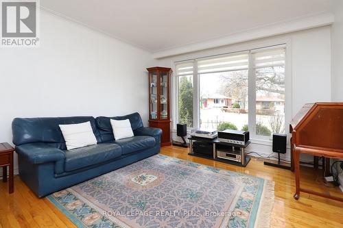 2694 Truscott Drive, Mississauga, ON - Indoor Photo Showing Living Room