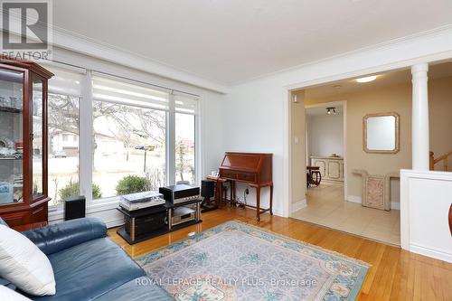 2694 Truscott Drive, Mississauga, ON - Indoor Photo Showing Living Room