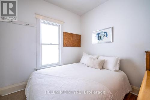 5012 Morrison Street, Niagara Falls, ON - Indoor Photo Showing Bedroom