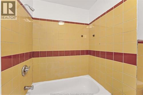 418 Caron Avenue, Windsor, ON - Indoor Photo Showing Bathroom