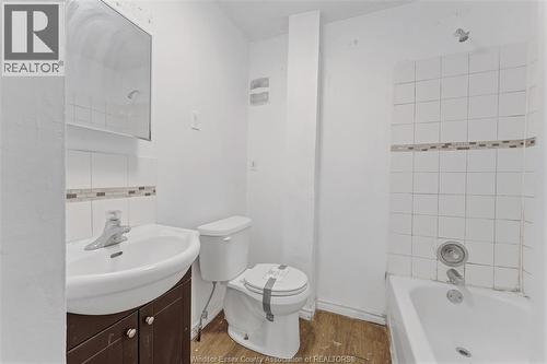 418 Caron Avenue, Windsor, ON - Indoor Photo Showing Bathroom