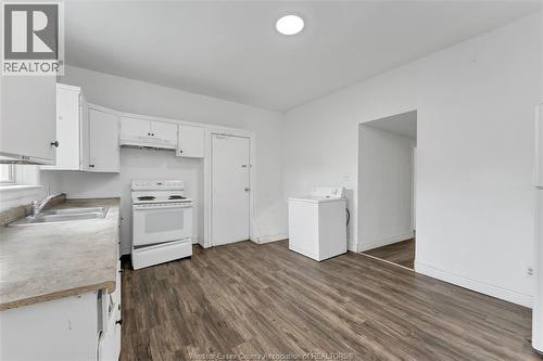 418 Caron Avenue, Windsor, ON - Indoor Photo Showing Kitchen With Double Sink