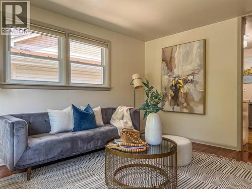 482 John M St, Windsor, ON - Indoor Photo Showing Living Room