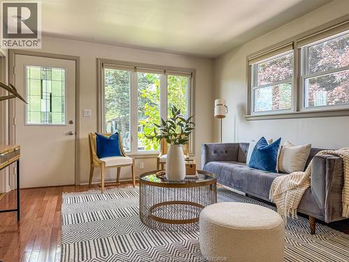 482 John M St, Windsor, ON - Indoor Photo Showing Living Room