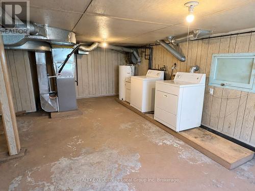 926 Main Street N, Callander, ON - Indoor Photo Showing Laundry Room