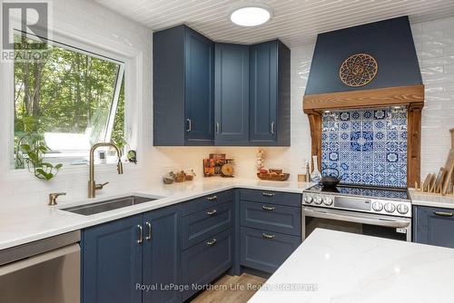 106 Lakeview Court, Bonfield, ON - Indoor Photo Showing Kitchen With Upgraded Kitchen