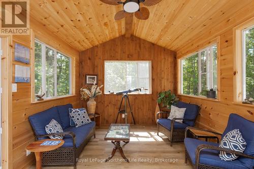 106 Lakeview Court, Bonfield, ON - Indoor Photo Showing Living Room