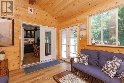 106 Lakeview Court, Bonfield, ON - Indoor Photo Showing Living Room