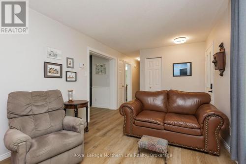 106 Lakeview Court, Bonfield, ON - Indoor Photo Showing Living Room