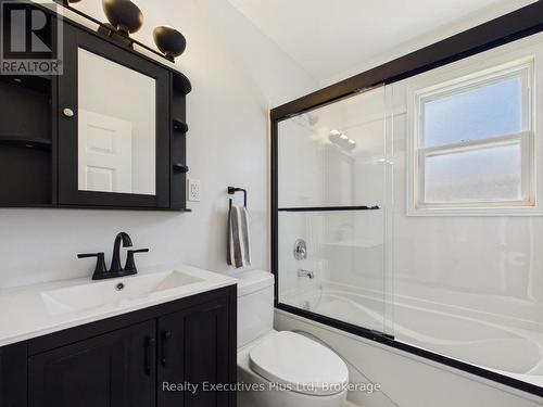 29 Queen Street, Sundridge, ON - Indoor Photo Showing Bathroom