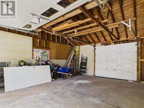 29 Queen Street, Sundridge, ON - Indoor Photo Showing Garage