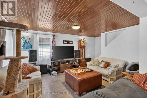 6756 Hwy 38 Highway, Frontenac (Frontenac South), ON - Indoor Photo Showing Living Room