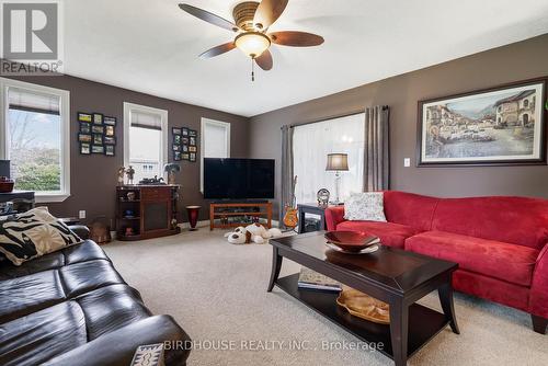68 Glenway Drive, Kawartha Lakes (Verulam), ON - Indoor Photo Showing Living Room