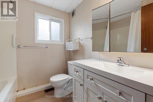 2 Fenelon Way, Kawartha Lakes (Lindsay), ON - Indoor Photo Showing Bathroom