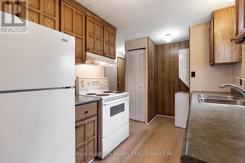 2 Fenelon Way, Kawartha Lakes (Lindsay), ON - Indoor Photo Showing Kitchen With Double Sink