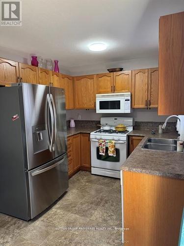284 Exmouth Circle, London East (East L), ON - Indoor Photo Showing Kitchen With Double Sink