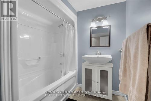 284 Exmouth Circle, London East (East L), ON - Indoor Photo Showing Bathroom