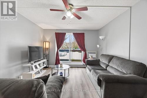 102 - 31 Victoria Street S, Strathroy-Caradoc (Nw), ON - Indoor Photo Showing Living Room