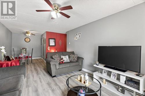 102 - 31 Victoria Street S, Strathroy-Caradoc (Nw), ON - Indoor Photo Showing Living Room