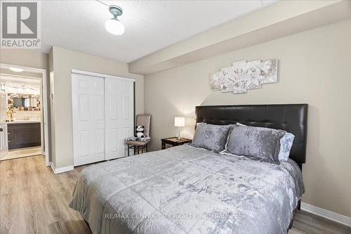 102 - 31 Victoria Street S, Strathroy-Caradoc (Nw), ON - Indoor Photo Showing Bedroom
