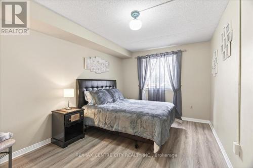 102 - 31 Victoria Street S, Strathroy-Caradoc (Nw), ON - Indoor Photo Showing Bedroom