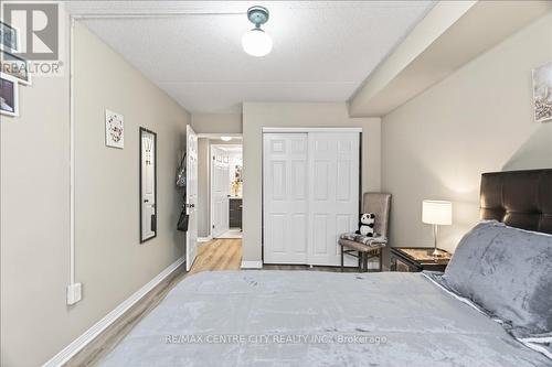 102 - 31 Victoria Street S, Strathroy-Caradoc (Nw), ON - Indoor Photo Showing Bedroom