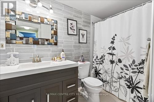 102 - 31 Victoria Street S, Strathroy-Caradoc (Nw), ON - Indoor Photo Showing Bathroom