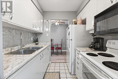 102 - 31 Victoria Street S, Strathroy-Caradoc (Nw), ON - Indoor Photo Showing Kitchen With Double Sink
