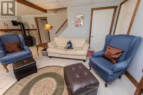 1839 Oak Flats Road, Frontenac (Frontenac Centre), ON - Indoor Photo Showing Living Room