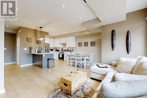 279 Moody Drive, Vaughan, ON - Indoor Photo Showing Living Room