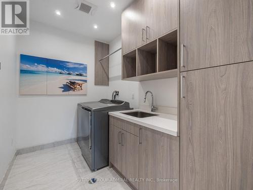 95 Penstock Court, Richmond Hill, ON - Indoor Photo Showing Laundry Room