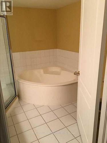 809 - 1276 Maple Crossing Boulevard, Burlington, ON - Indoor Photo Showing Bathroom