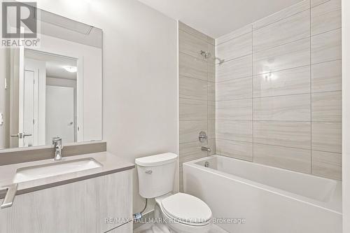 Modern Bathroom with Tub Shower - 1508 - 11 David Eyer Road, Richmond Hill, ON - Indoor Photo Showing Bathroom