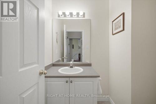 13 - 34 Southbrook Drive, Hamilton, ON - Indoor Photo Showing Bathroom