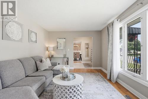 15 Quay Court, Hamilton, ON - Indoor Photo Showing Living Room