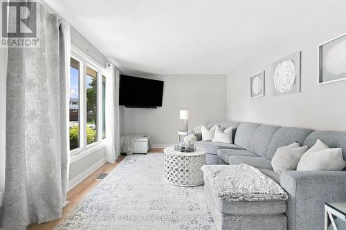 15 Quay Court, Hamilton, ON - Indoor Photo Showing Living Room
