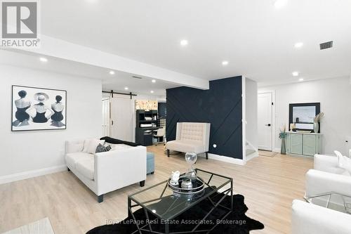 15 Quay Court, Hamilton, ON - Indoor Photo Showing Living Room