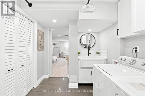 15 Quay Court, Hamilton, ON - Indoor Photo Showing Laundry Room