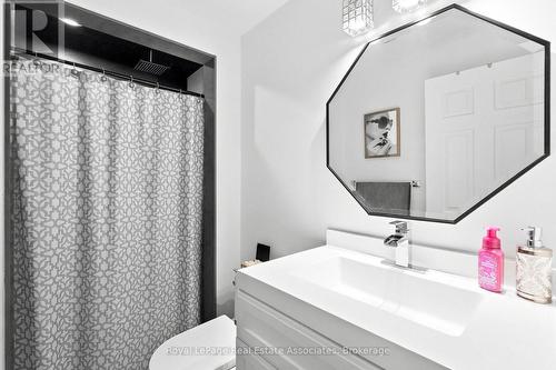 15 Quay Court, Hamilton, ON - Indoor Photo Showing Bathroom