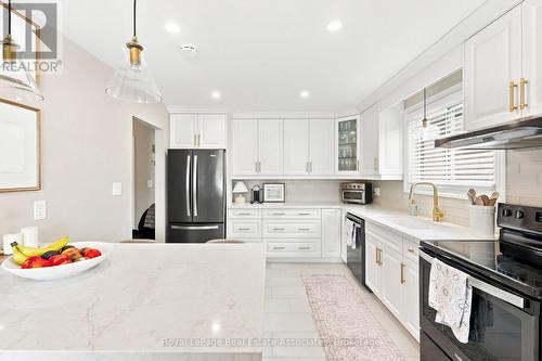 15 Quay Court, Hamilton, ON - Indoor Photo Showing Kitchen