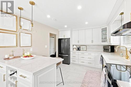 15 Quay Court, Hamilton, ON - Indoor Photo Showing Kitchen With Upgraded Kitchen