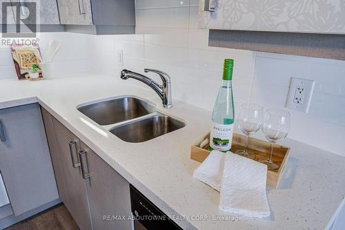 921 - 18 Uptown Drive, Markham, ON - Indoor Photo Showing Kitchen With Double Sink