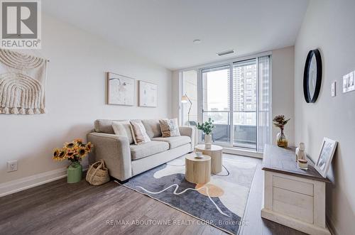 921 - 18 Uptown Drive, Markham, ON - Indoor Photo Showing Living Room