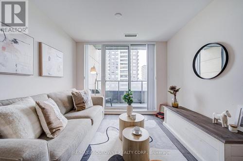 921 - 18 Uptown Drive, Markham, ON - Indoor Photo Showing Living Room