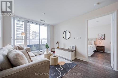 921 - 18 Uptown Drive, Markham, ON - Indoor Photo Showing Living Room